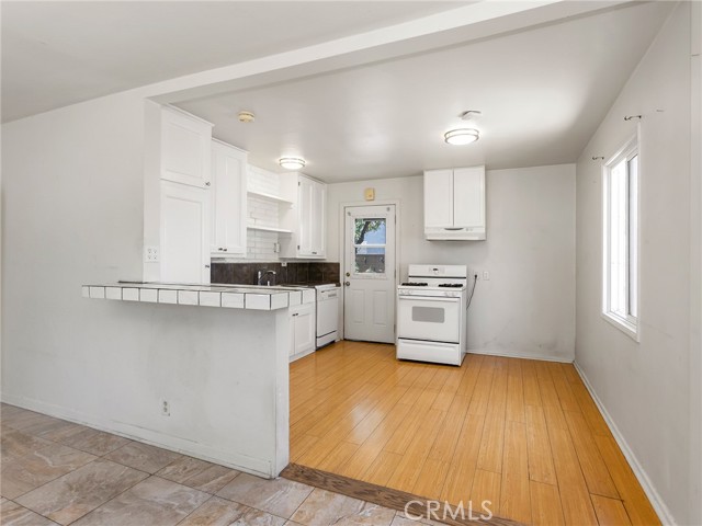 2215 N Brighton Street, Burbank CA: https://media.crmls.org/medias/029f1cc3-70ad-4f8d-9f02-90f97e45a8b6.jpg