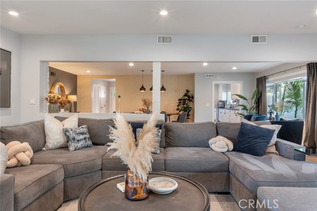 Detail Gallery Image 15 of 40 For 7316 Colbath, Van Nuys,  CA 91405 - 3 Beds | 3 Baths