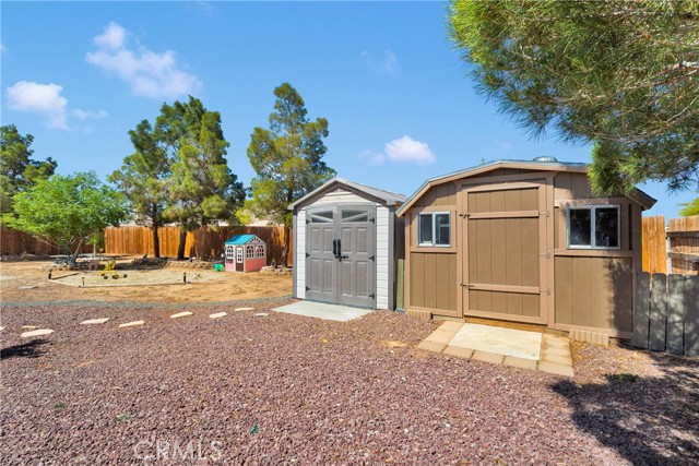 13950 High Falls Trail, Apple Valley CA: https://media.crmls.org/medias/02a166fb-1315-4b1f-8e1e-df7006b041b0.jpg