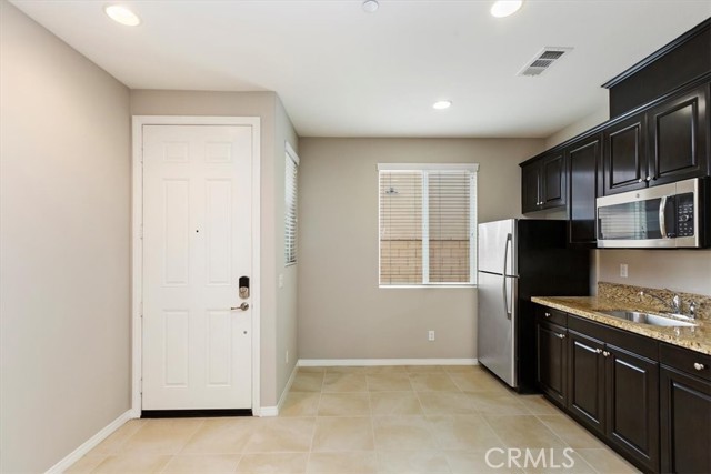 Detail Gallery Image 5 of 40 For 6136 Peregrine Dr, Jurupa Valley,  CA 91752 - 6 Beds | 3/1 Baths