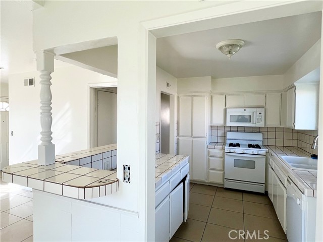 Detail Gallery Image 6 of 31 For 2111 E Avenue Q1, Palmdale,  CA 93550 - 3 Beds | 2 Baths