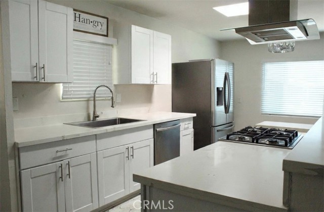 Detail Gallery Image 4 of 16 For 21851 Newland St, Huntington Beach,  CA 92646 - 2 Beds | 1/1 Baths