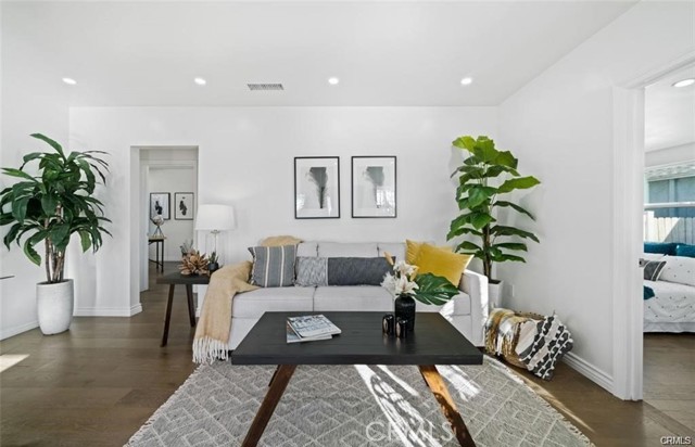 1484 N Clybourn Avenue, Burbank CA: https://media.crmls.org/medias/02a7a5ac-ae04-4137-8d6a-6d71666876f4.jpg