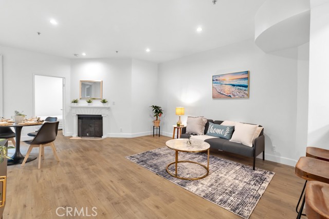 Detail Gallery Image 3 of 27 For 620 S Gramercy #338,  Los Angeles,  CA 90005 - 2 Beds | 2 Baths