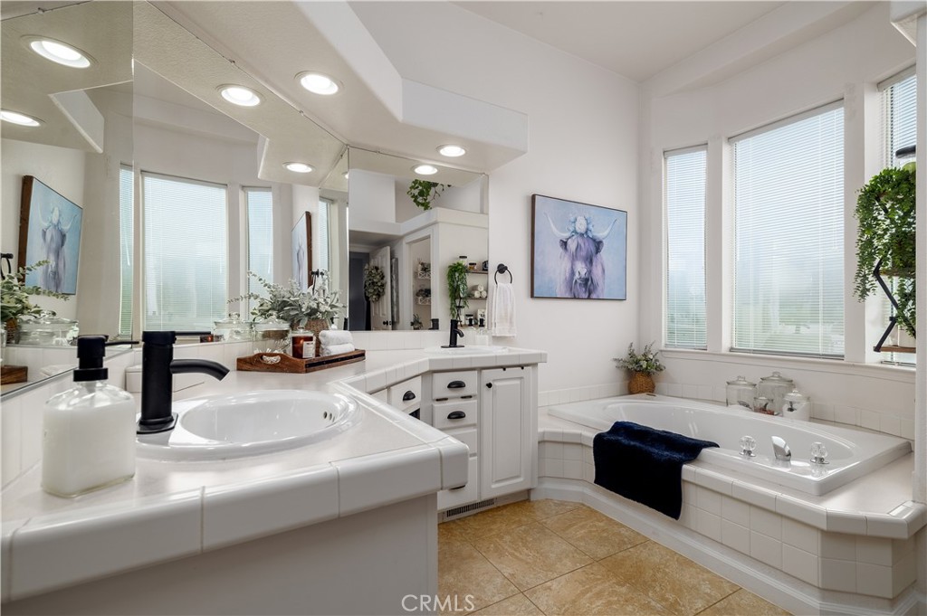https://media.crmls.org/medias/02b01ac7-b9b1-4e33-8de6-7f5156fac548.jpg?preset=X-Large