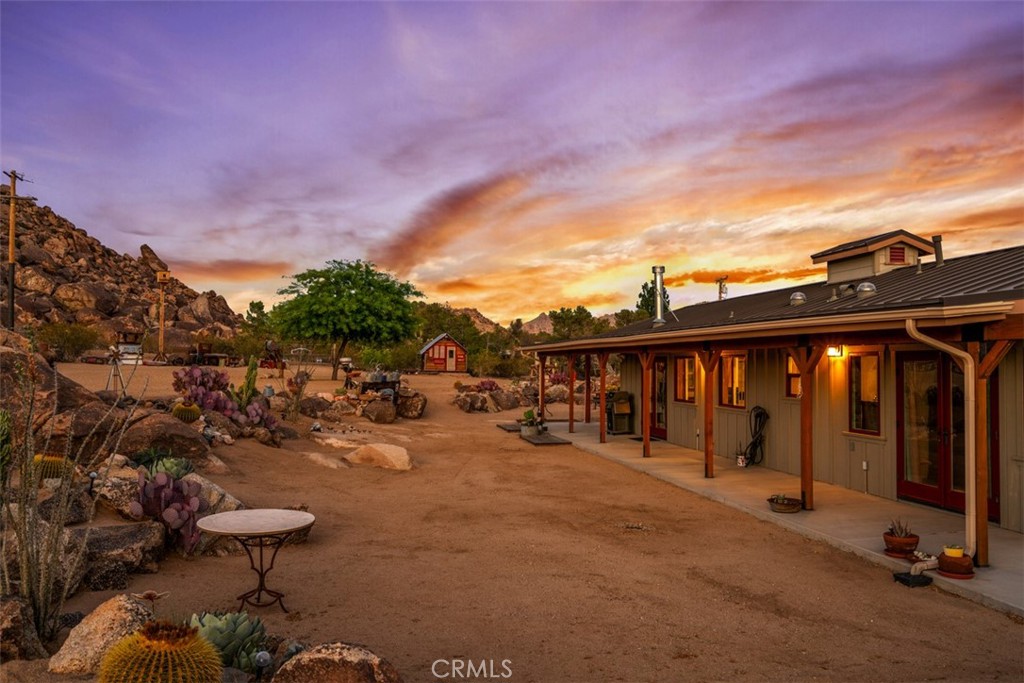 https://media.crmls.org/medias/02b1c9bf-6c96-4579-8682-81fd3f16af14.jpg?preset=X-Large