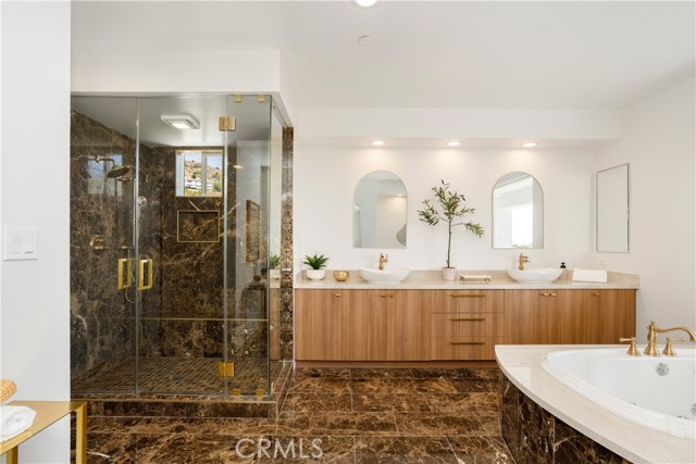 3318 Durham Court, Burbank CA: https://media.crmls.org/medias/02b3439b-e0b9-4d4e-8731-2ab57e51a2bb.jpg