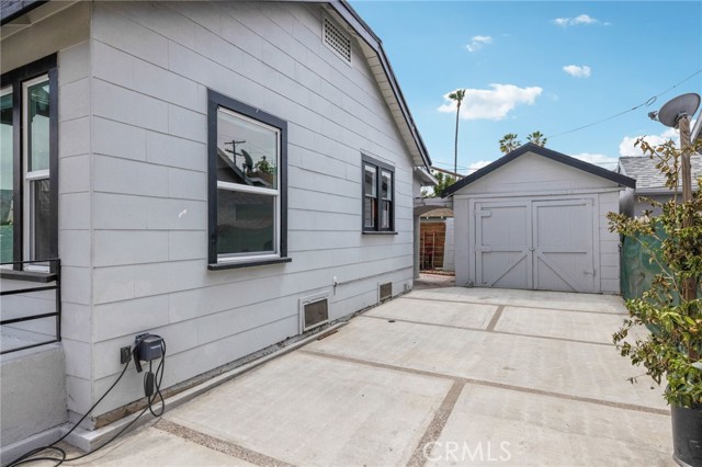 4562 W 17th Street, Los Angeles CA: https://media.crmls.org/medias/02b585cd-3237-4f69-891e-d0bb1e7415c3.jpg