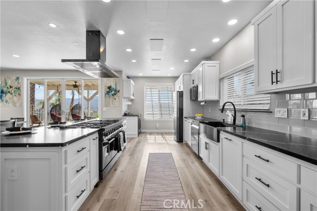 Detail Gallery Image 10 of 33 For 18554 Olympian Ct., Canyon Country,  CA 91351 - 5 Beds | 2/1 Baths