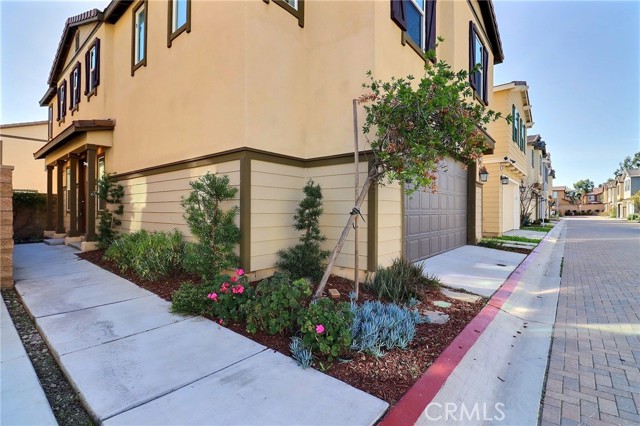 Detail Gallery Image 4 of 33 For 2076 E Sentinel Privado, Ontario,  CA 91764 - 4 Beds | 3 Baths