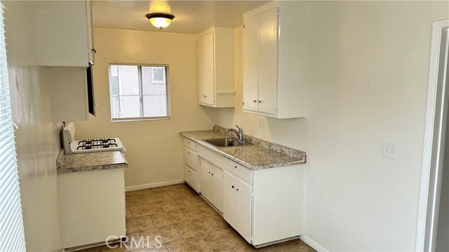 Detail Gallery Image 4 of 8 For 5172 Canoga, Montclair,  CA 91763 - 2 Beds | 1 Baths