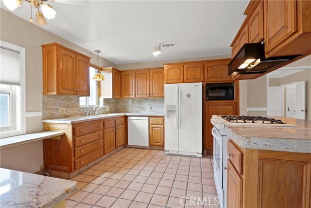 Detail Gallery Image 9 of 14 For 17432 Virgina Avenue, Bellflower,  CA 90706 - 3 Beds | 2 Baths