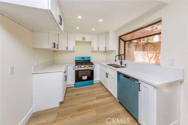 Detail Gallery Image 4 of 11 For 15035 Nordhoff St #115,  North Hills,  CA 91343 - 2 Beds | 3 Baths