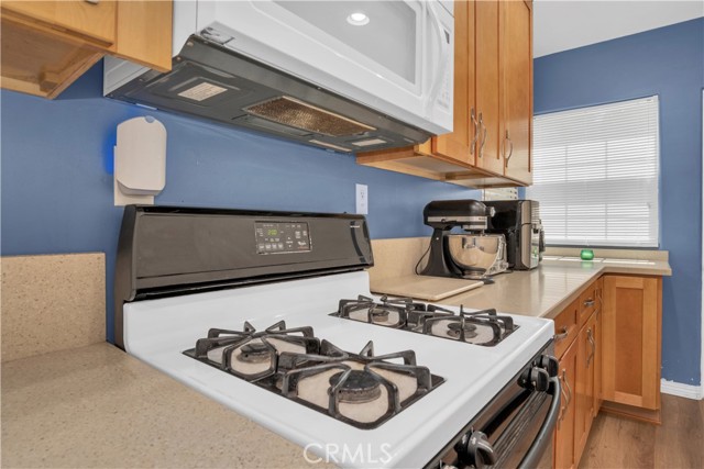 Detail Gallery Image 10 of 42 For 1343 N Whitnall Hwy, Burbank,  CA 91505 - 3 Beds | 2 Baths