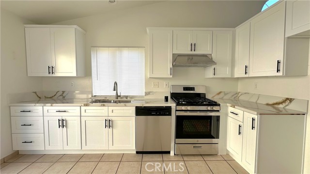 Detail Gallery Image 4 of 12 For 466 Granite View, Perris,  CA 92571 - 4 Beds | 2 Baths