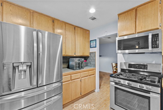 Detail Gallery Image 10 of 27 For 869 Fillmore Ct, Hemet,  CA 92543 - 3 Beds | 2/1 Baths