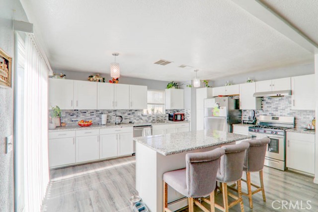 Detail Gallery Image 9 of 28 For 17152 Schollview Ave, Palmdale,  CA 93591 - 4 Beds | 2 Baths