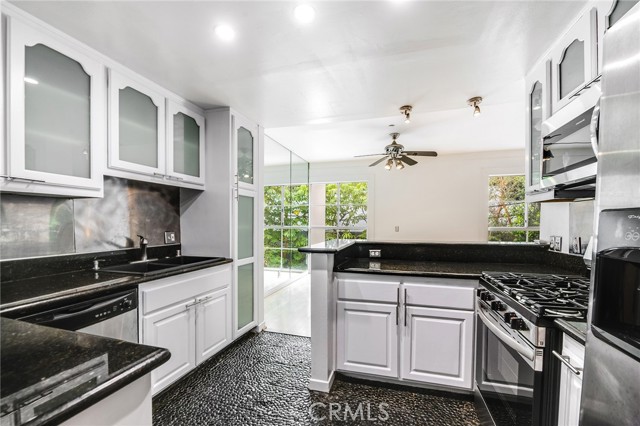1401 S Bentley Avenue, Los Angeles CA: https://media.crmls.org/medias/02d3143d-14f4-40fe-a68c-c7252a83f01e.jpg