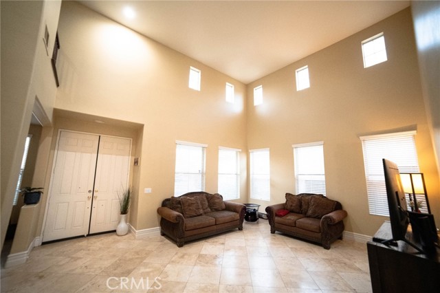 Detail Gallery Image 2 of 14 For 13539 Laurel Ct, Corona,  CA 92880 - 5 Beds | 3/1 Baths