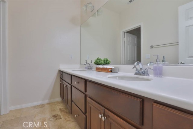 7123 Cottage Grove Drive, Eastvale CA: https://media.crmls.org/medias/02d5b501-a0c7-4a28-8d64-44d804938552.jpg