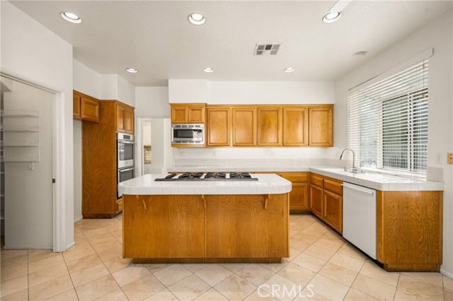 Detail Gallery Image 17 of 45 For 823 S Parkglen Pl, Anaheim Hills,  CA 92808 - 4 Beds | 3/1 Baths