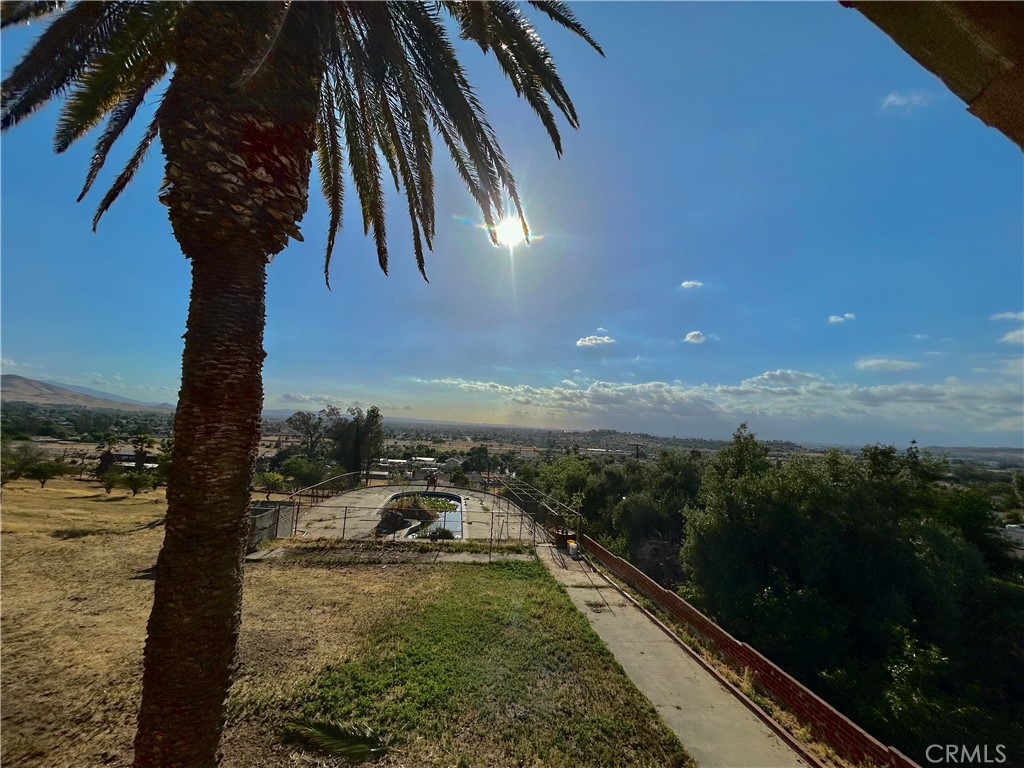 https://media.crmls.org/medias/02e03e33-fcc2-4696-b918-0d8cdd40555d.jpg?preset=X-Large