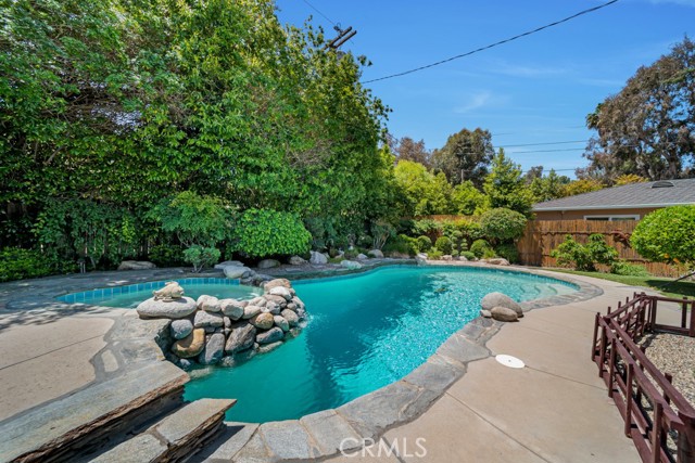 Detail Gallery Image 4 of 25 For 20924 Avenue San Luis, Woodland Hills,  CA 91364 - 2 Beds | 2 Baths