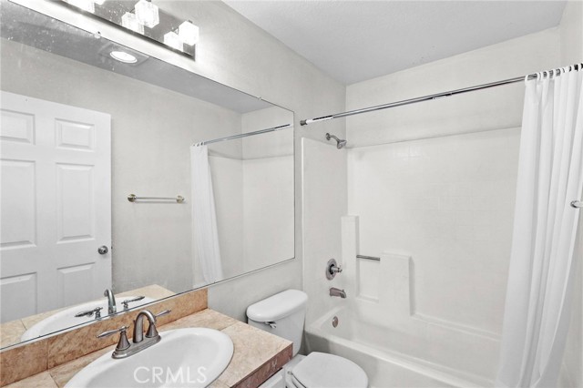 Detail Gallery Image 12 of 17 For 7045 Woodley Ave #211,  Van Nuys,  CA 91406 - 2 Beds | 2 Baths