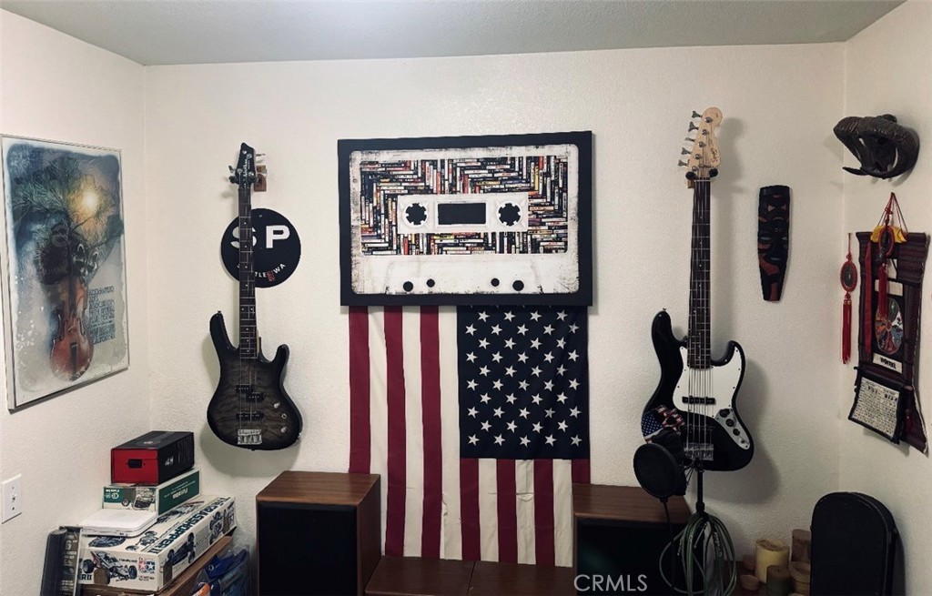 https://media.crmls.org/medias/02e4cc14-eb5d-4445-ae24-c50caa67575d.jpg?preset=X-Large