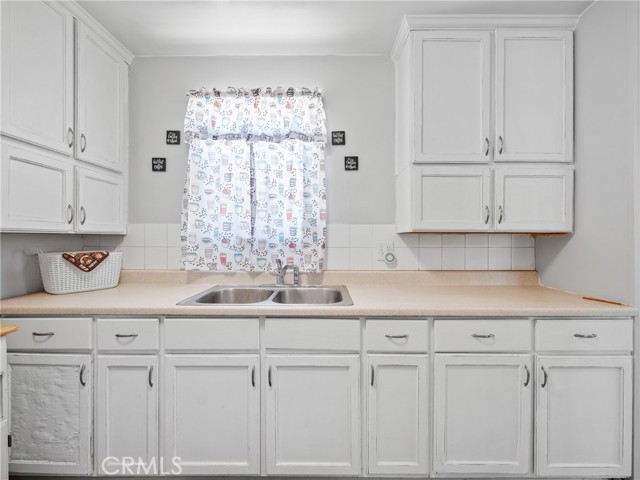 1040 Flora Street, Barstow CA: https://media.crmls.org/medias/02e6b35e-dbe2-4819-8c2a-50bf916be687.jpg