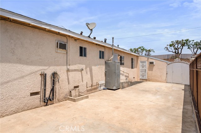 1124 W 123rd Street, Los Angeles CA: https://media.crmls.org/medias/02e929de-18ff-45cc-bd9f-0a56c3add43e.jpg