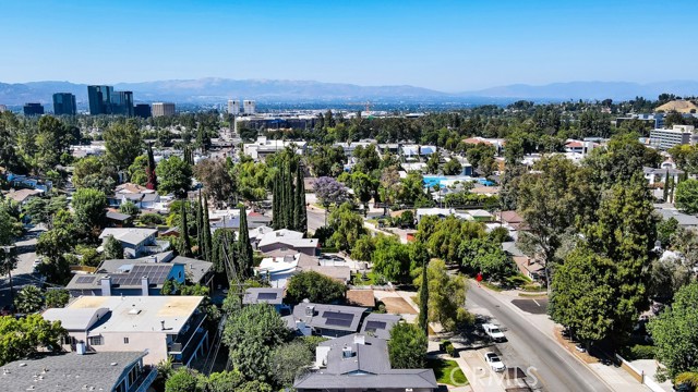 5217 Canoga Avenue, Woodland Hills CA: https://media.crmls.org/medias/02e9970b-7eb2-484b-ae9d-27cc8921a14e.jpg