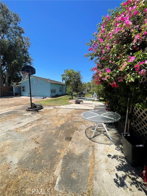 2410 Florida Street, Huntington Beach CA: https://media.crmls.org/medias/02eb4860-b20d-4a33-a00e-80feabd1897f.jpg
