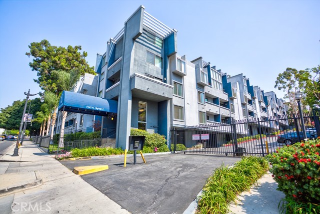 Detail Gallery Image 2 of 32 For 1940 N Highland Ave #10,  Los Angeles,  CA 90068 - 2 Beds | 2 Baths