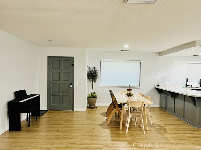 https://media.crmls.org/medias/02ee684e-c65f-4ee2-9c70-54813c331e23.jpg?preset=X-Large