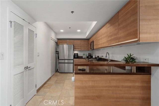 3785 Wilshire Boulevard, Los Angeles CA: https://media.crmls.org/medias/02efa1f8-717b-4d40-b22b-0a7f910c8280.jpg