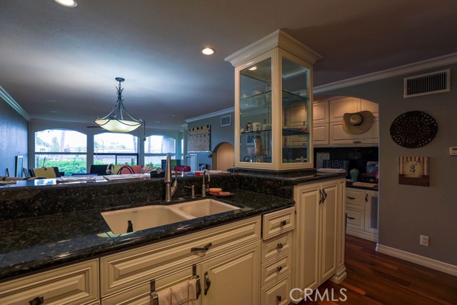 Detail Gallery Image 9 of 26 For 5103 Marina Pacifica Drive South #KEY# 20,  Long Beach,  CA 90803 - 1 Beds | 1 Baths