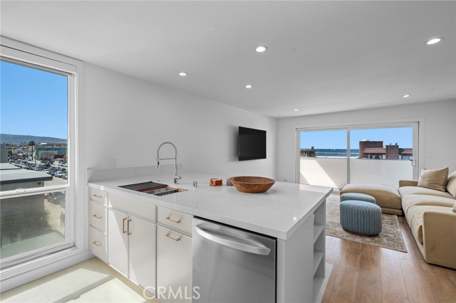 404 Hermosa Avenue, Hermosa Beach CA: https://media.crmls.org/medias/02f548d8-a19f-45be-98eb-a026eff1d43e.jpg