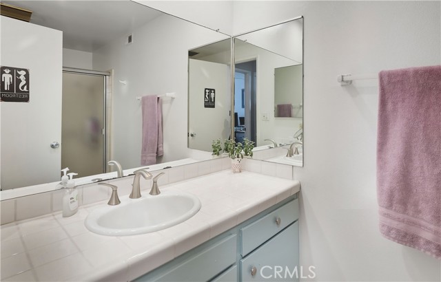 Detail Gallery Image 16 of 40 For 25451 via Macarena, Valencia,  CA 91355 - 5 Beds | 3 Baths
