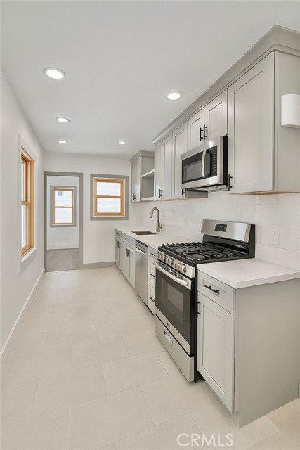 Detail Gallery Image 10 of 15 For 1350 E 8th, Long Beach,  CA 90813 - 5 Beds | 3 Baths