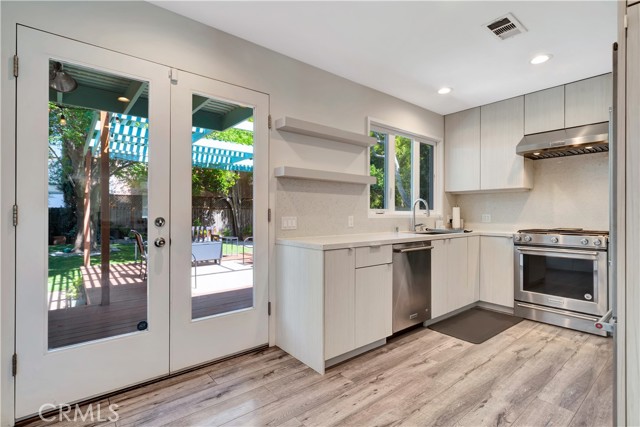 Detail Gallery Image 13 of 42 For 4974 Canoga Ave, Woodland Hills,  CA 91364 - 4 Beds | 4 Baths