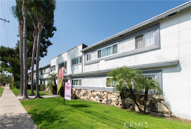 6335 Whitsett Avenue, Valley Glen CA: https://media.crmls.org/medias/02fa8a1f-c33d-4b62-8c7b-76f92d6f6d46.jpg