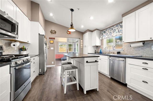 Detail Gallery Image 11 of 63 For 9259 Sierra Hwy, Agua Dulce,  CA 91390 - 4 Beds | 4 Baths