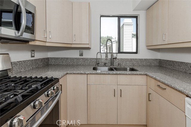 Detail Gallery Image 9 of 40 For 10504 Sunland Bld #5,  Sunland,  CA 91040 - 2 Beds | 1/1 Baths