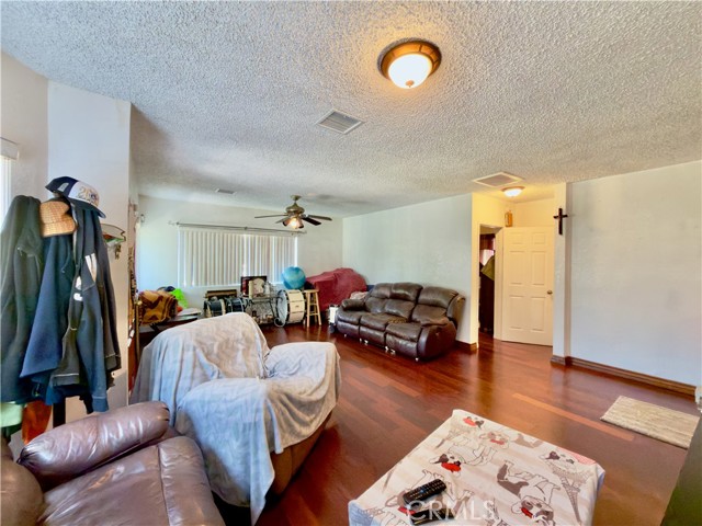 Detail Gallery Image 14 of 38 For 5654 Stansbury, Van Nuys,  CA 91401 - 2 Beds | 2 Baths