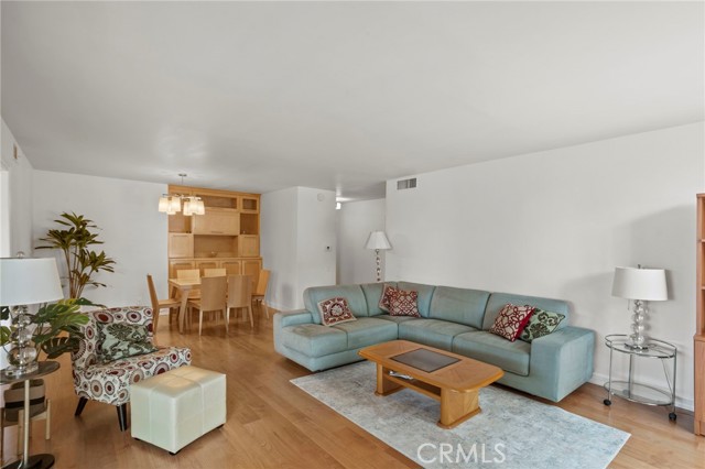 4915 Tyrone Avenue, Sherman Oaks CA: https://media.crmls.org/medias/03036134-a5f3-435c-8c67-f5d0a2ae59d0.jpg