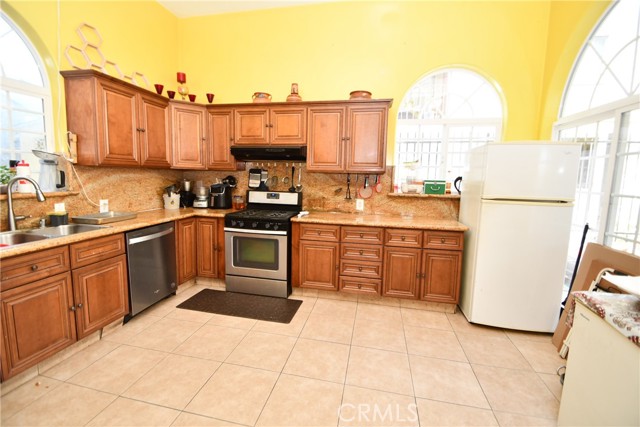 14105 Fonthill Avenue, Hawthorne CA: https://media.crmls.org/medias/03050ef1-6d0b-4eca-9d30-798e730eb919.jpg
