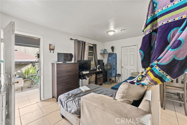 Detail Gallery Image 3 of 38 For 6118 S Main, Los Angeles,  CA 90003 - 6 Beds | 3/2 Baths