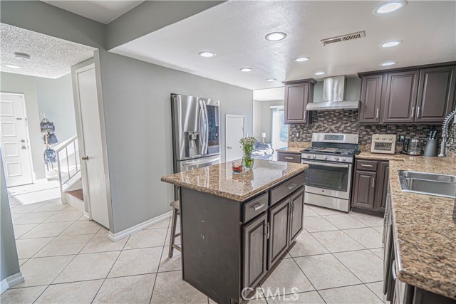 Detail Gallery Image 16 of 48 For 28076 Wildwind Dr, Canyon Country,  CA 91351 - 4 Beds | 3 Baths