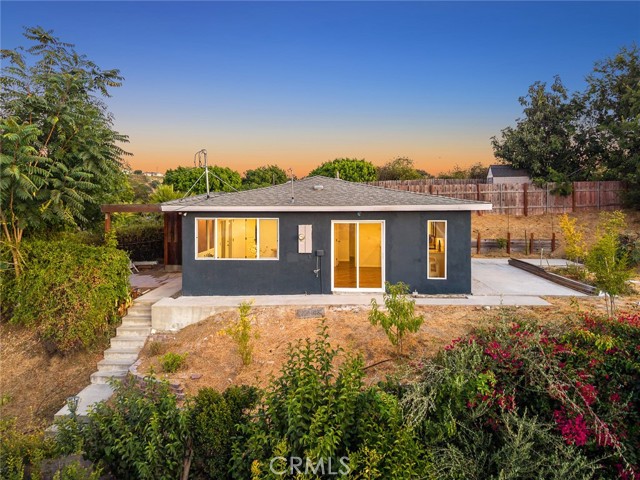 Detail Gallery Image 2 of 23 For 304 W Graves Ave, Monterey Park,  CA 91754 - 2 Beds | 1/1 Baths